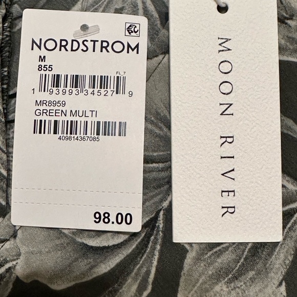 NWT Moon River Floral Gathered Puff Sleeve Dress
Size M more like a Size Small - Picture 9 of 9